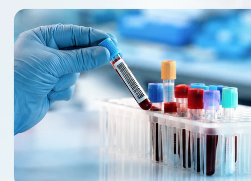 Prélèvement sanguin et tubes d’analyse en laboratoire